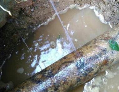 翁源楼顶渗水维修公司分享下地暖漏水的原因及检测方法。